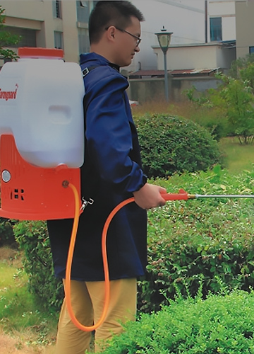 Menggunakan penyemprot taman