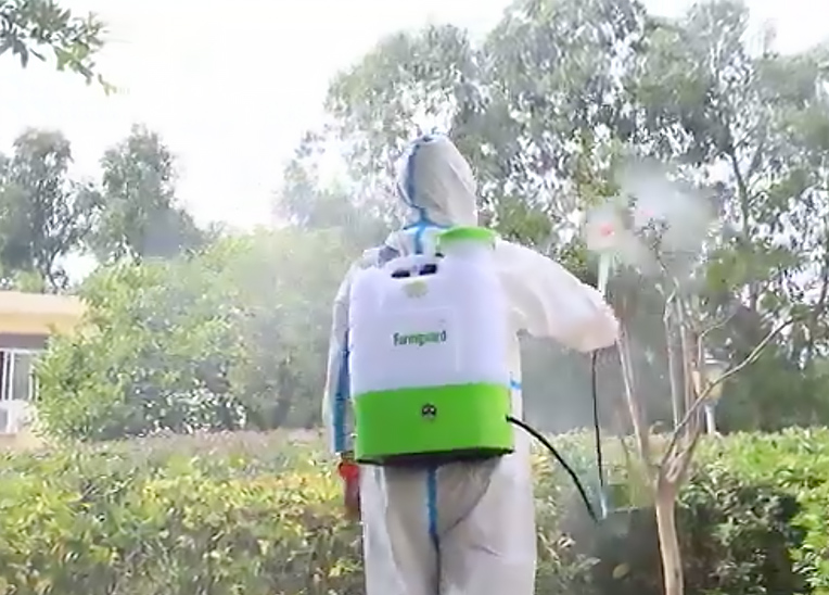 Penggunaan penyemprot rumput